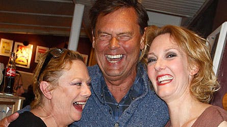 Ulf Pilgaard får en kræmmer af Lisbeth Dahl og Ditte Hansen.