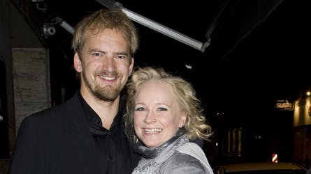 Vicki Berlin har ondt af de kærester, der må trækkes med hendes to tidligere kolleger, der talte nedsættende om hende. De mente, at Vicki havde en stor bagdel og desuden ikke var lækker. Her ses hun med sin støtte, kæresten Nikolaj Tarp.