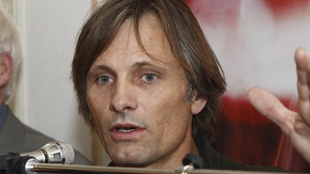 Viggo Mortensen valgte at støtte lokalt, da han skulle finde et velgørende formål, som kunne få overskuddet fra hans fotoudstilling i Roskilde.