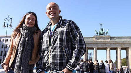 René Dif og Luise Crone Dons nåede også at være turister i Berlin. De tog en svingom foran Brandenburger Tor, mens forbipasserende nysgerrigt kiggede på.