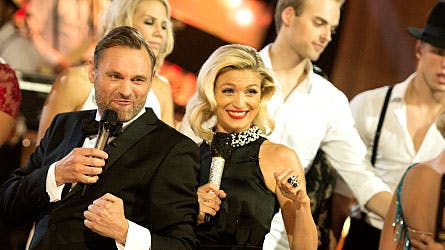 Værterne i "Vild med dans", Claus Elming og Christiane Schamuburg-Müller, er som altid klar - i aften bliver der kræs for 70?er- og 80?erfreaks.