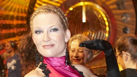 Uheldige Anne-Grethe. Allerede før sæson-start på Vild med dans fik hun en fiber-skade i det ene ben, og senest var hun plaget af et maveonde under fredagens show - men gennemførte som en ægte professionel.