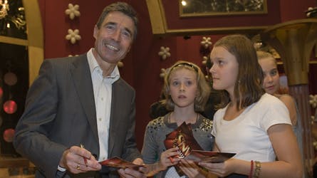 Anne-Mette ville ikke have Anders Fogh Rasmussen med i Vild med dans-studiet, fordi hun var bange for, at han ville tage fokus fra deltagerne. Da han endelig kom efter et par uger, tog han sig tid til at skrive autografer til et par fans.