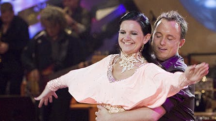 I aften fører Thomas Evers Poulsen sin dansepartner, Anne-Mette Rasmussen over dansegulvet i en rumba, i det store spanske TV-show Gala FAO.