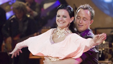 Thomas Evers Poulsen beroliger sin dansepartner Anne-Mette Rasmussen med, at de andre par til velgørenheds-showet i Spanien ikke danser overvældende godt.