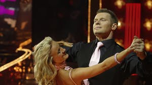 Joachim B. Olsen svingede Marianne Eihilt let som en fjer. Kjolen er identisk med den kronprinsesse Mary havde på til Joachim og Maries bryllup 24. maj.