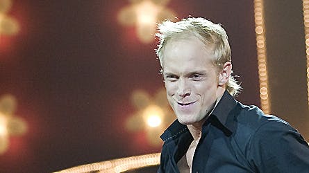 Tobias Karlsson er som den første blevet syet med hvide tråde, på Bispebjerg Hospital.