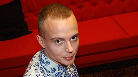 24-årige Andreas Odbjerg er aftenens vinder-favotir i "Voice - Danmarks største stemme". For tre år siden prøvede han lykken i "X Factor".