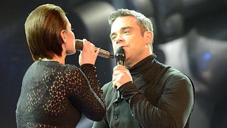 Søs Haals i duet med verdensstjernen Robbie Williams