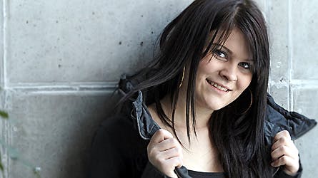 Moden, selvsikker og klar - i aften brager Tina igennem på X Factor-scenen i showets semifinale.