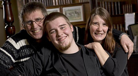 ? Jeg er glad for, at mine forældre støtter mig, siger Johnnie. Inge og Tage havde aldrig givet deres søn lov til at stille op i X Factor, hvis de følte, han ikke var god nok.