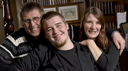 ? Jeg er glad for, at mine forældre støtter mig, siger Johnnie. Inge og Tage havde aldrig givet deres søn lov til at stille op i X Factor, hvis de følte, han ikke var god nok.