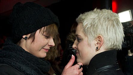 Sarah med kæresten Frederikke - trods hele X Factor-hurlumhejet, har de to kun øjne for hinanden.