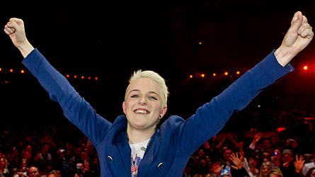 https://imgix.billedbladet.dk/media/billedbladet/kendte/nyheder/x-factor-2011/sarah/sarah-vinder2hj.jpg