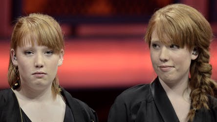 Tvillingerne Rikke og Trine sang Agnes Obels "Riverside" og røg ud af X Factor.