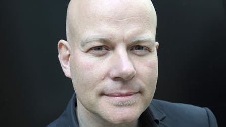 Thomas Blachmans selvbiografi Det kolossale menneske er udkommet på Gyldendal og koster 249 kroner.