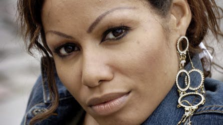 Zindy Laursen er aktuel med singlen ?Faboulousicious? , der kan downloades på Zindys hjemmeside og itunes.