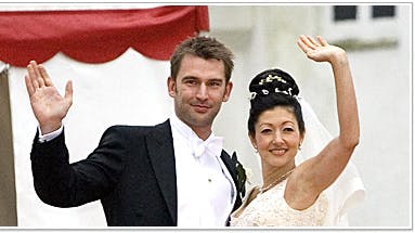 Martin og Alexandra vinkede lykkeligt til fotograferne, ved det romantisk bryllup på Jomfruens Egede.