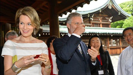 Mathilde og Philippe nyder en slurk te under deres besøg i Meiji Shrine-templet