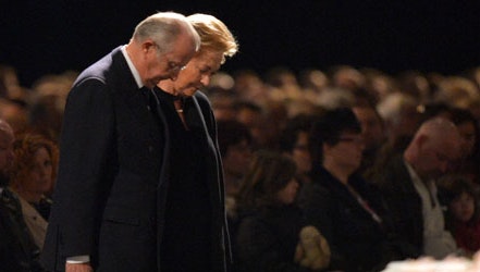 Kong Albert og dronning Paolo deltager i mindehøjtideligheden på det lokale stadion i Lommen