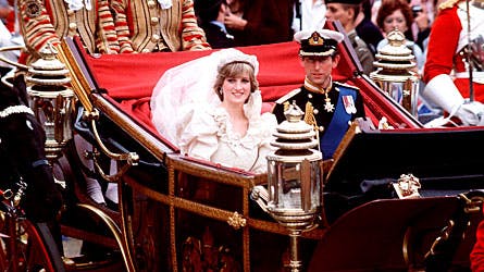 Prinsesse Diana og prins Charles i den åbne karat, efter deres vielse i 1981.