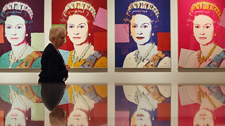 Det er disse fire Andy Warhol-portrætter af dronningen, der nu indgår i hendes majestæts kunstsamling.