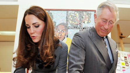 Side om side svinger Kate og Charles strygejernet med stor koncentration