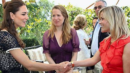 Kate hilste hjerteligt på Reese Witherspoon sidste år i Los Angeles. Nu har hun sendt hende en gave.