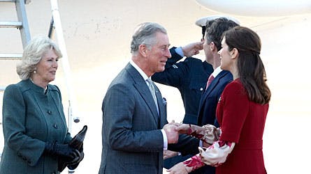 Det britiske prinsepar blev behørigt afhente af kronprinsparret ved ankomsten til Københavns Lufthavn lørdag eftermiddag.