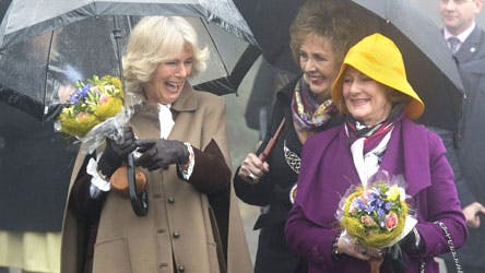 Hertuginde Camilla og dronning Sonja var i højt humør, trods det lidt triste vejr