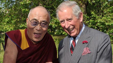Det var tydeligvis et glædeligt gensyn mellem Dalai Lama og prins Charles