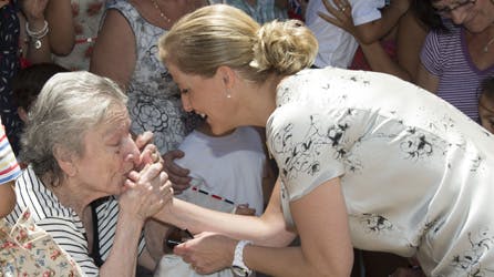 Grevinde Sophie af Wessex får et hengivent kys af en ældre indbygger i Gibraltar.
