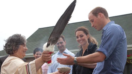 Prins William og hertuginde Catherine gør klar til at male.
