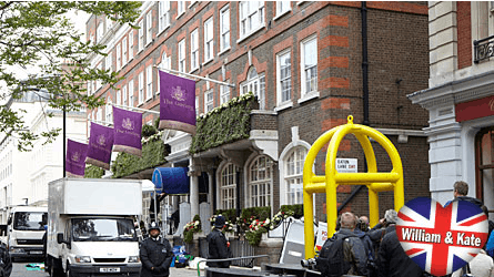 Det vrimler med presse og sikkerhedsfolk uden for det eksklusive Goring Hotel i London.
