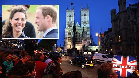 Det myldrer med aktivitet foran bryllupskirken Westminster Abbey.