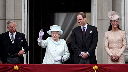 Det britiske monarki oplever fornyet interesse og popularitet med nyheden om Kate og Williams kommende rolle som forældre.