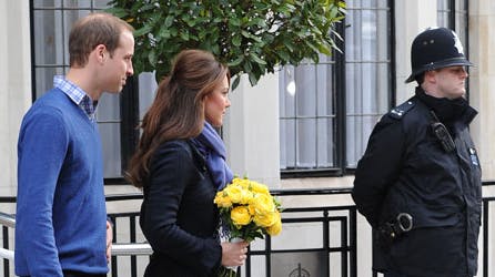 Prins William og hertuginde Catherine forlader Edward VII-hospitalet.