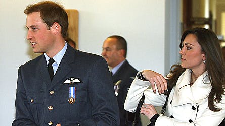 Skal man tro de britiske medier, er det næppe sandsynligt med et kongeligt bryllup, før om tidligst 2 år.