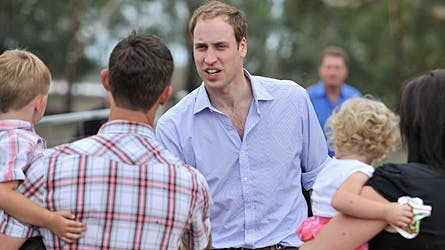 Mange mødte op får at hilse på den britiske prins under hans besøg i Australien.