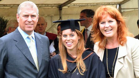 Prins Andrew, prinsesse Beatrice og Sarah Ferguson ved dimissionen på Beatrices universitet.