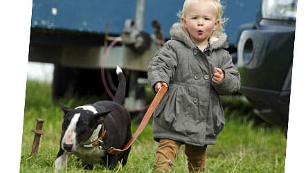 Lille Savannah er ikke engang fyldt to år - men er allerede en rutineret hundelufter.