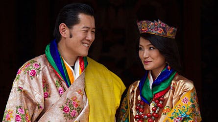 Det kongelige brudepar stråler efter vielsen - Kong Jigme Khesar Namgyel Wangchuck med sin brud Jetsun Pema.