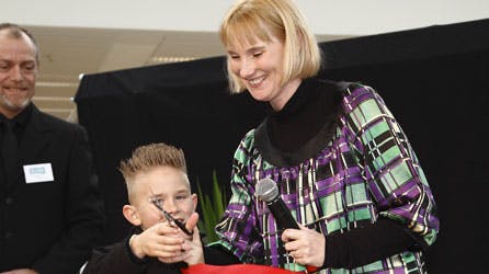 Camilla og Toke klippede det røde bånd over til Danske Børnekræft Uge.