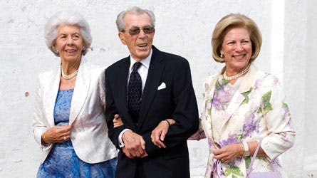 Carl Johan var naturligvis med til lille prins Henriks barnedåb i Møgeltønder. Han ankommer her sammen med sin frue, Gunilla Bernadotte, og dronning Anne-Marie