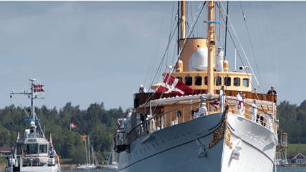 Et flot skue når Danmarks kongeskib stævner ud på sommetogt.