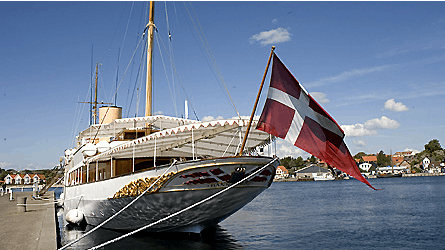 Agterenden med flagspillet blev skadet ved påsejlingen og skroget fik nogle ridser, oplyser politiet.
