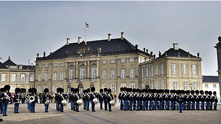 Vagtparade på Amaliensborgs Slotsplads med Frederik VIII's palæ i baggrunden.