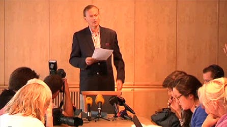 Gunner Stetler fra rigsenheden mod korruption læser sin konklusion op på pressemødet.