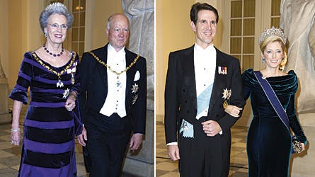 Det var ikke alle der fulgte retningslinjerne for takt og tone ved regeringsjubilæet. Prins Richard havde korrekt prinsesse Benedikte i højre arm, mens kronprins Pavlos og kronprinsesse Marie-Chantal ikke havde læst på lektien.