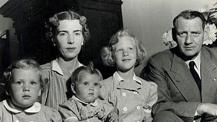 Kong Frederik 9. fotograferet sammen med sin dronning Ingrid og deres tre døtre, prinsesse Benedikte, prinsesse Anne-Marie og prinsesse Margrethe. Billedet er fra cirka 1947.